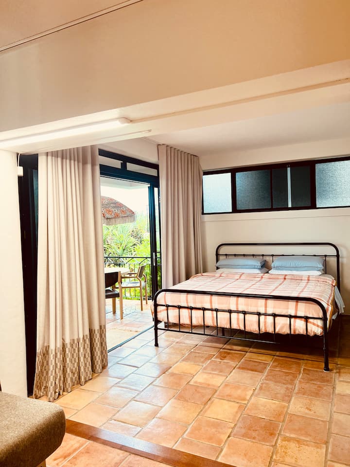 Abajo "retiro para adolescentes". Cama tamaño king + cama tamaño queen Murphy. Esta zona tiene su propia entrada privada.
 * no hay acceso interno al resto de la villa. Se accede a esta zona a través de escaleras externas y, por lo tanto, no es apto para niños pequeños)