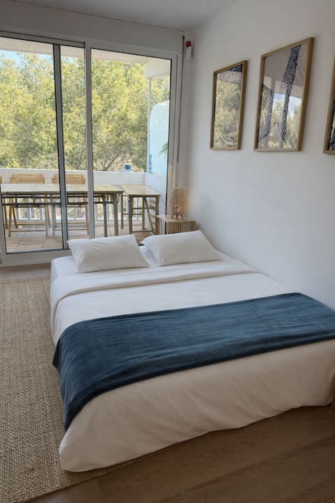 Top Airbnb: Cap Salou Escape | Renovated | Pool | 5 min Beach in Salou