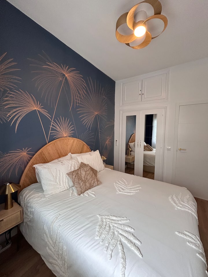 Mirna i udobna spavaća soba s bračnim krevetom, kvalitetnom posteljinom i ugrađenim ormarom