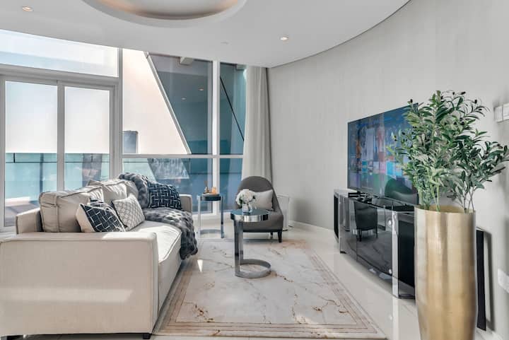 Sala de estar con televisor y consola Xbox Serie X