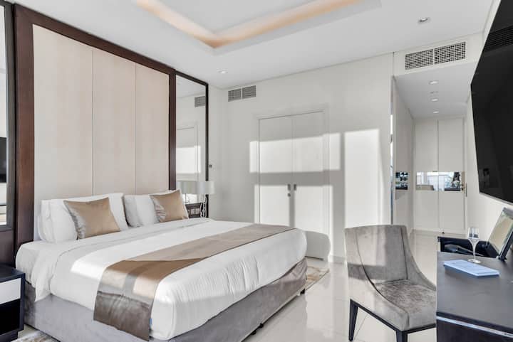 Dormitorio con baño privado y vista panorámica