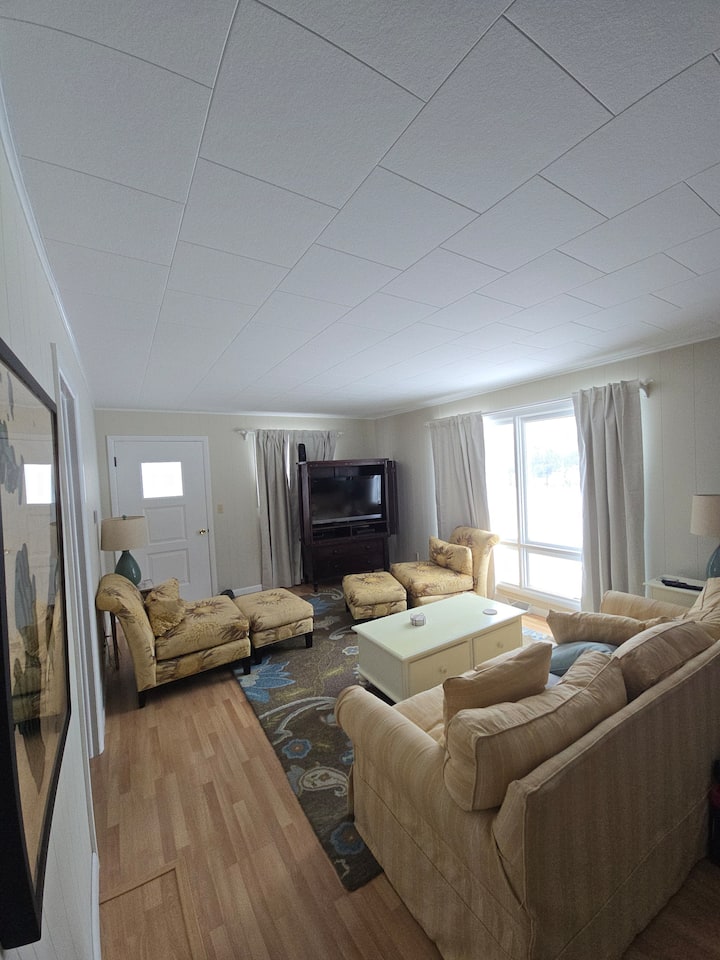 Happiness Hideaway On Burt Lake- Pet Friendly - Burt Lake, MI