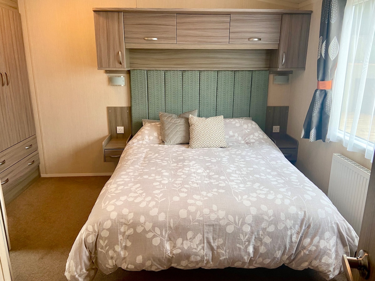 Прекрасна спалня със собствена баня, работно пространство, гардероб, много място за съхранение и много удобно двойно легло. 