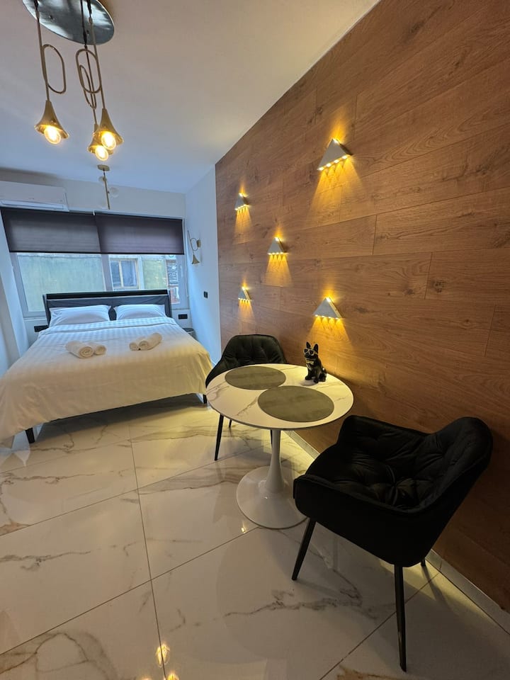 Marble Light: Chic Design In The Heart Of Ladadika - Thessalonique