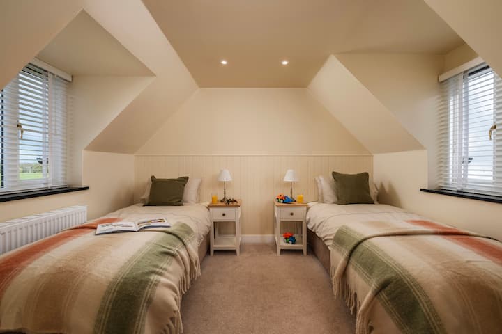 This bedroom has a "zip and link" bed setup, meaning that you have the choice of either two full size single beds or one Super King bed. Please confirm preferred bed configuration at point of booking.