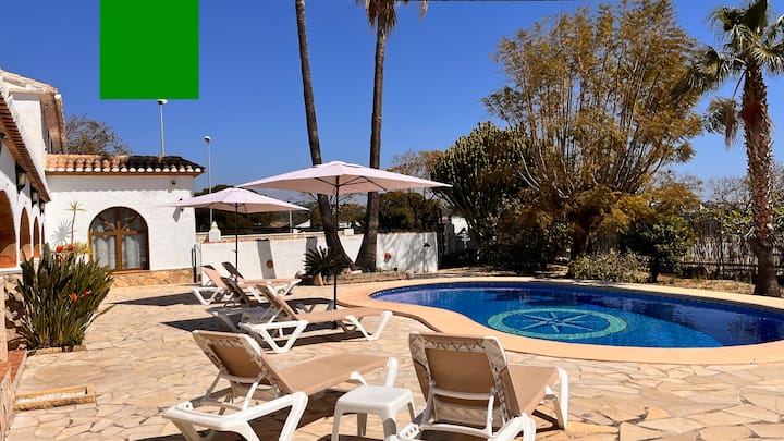 Amplio solárium con tumbonas junto a la piscina: espacio de sobra para tomar el sol.