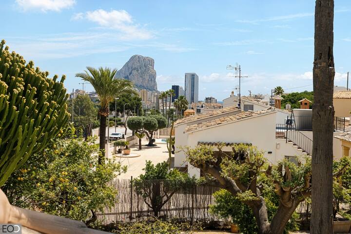 Vistas al Peñón de Ifach y a Calpe desde la villa: un entorno privilegiado.