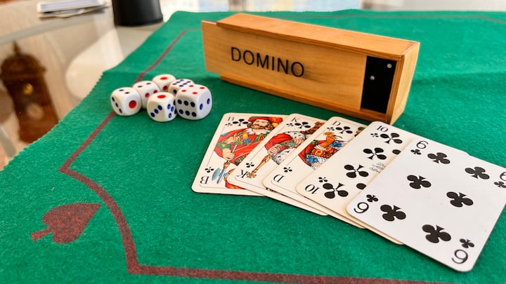 Juegos de mesa disponibles en la casa: dominó y cartas para las tardes en familia.