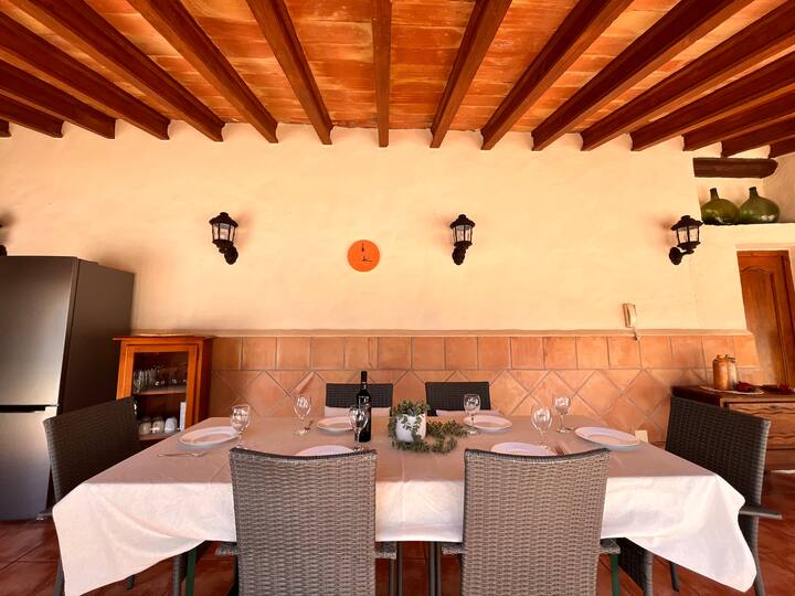 Comedor 3 con mesa puesta, nevera y barbacoa: zona exterior completa para cocinar y comer.