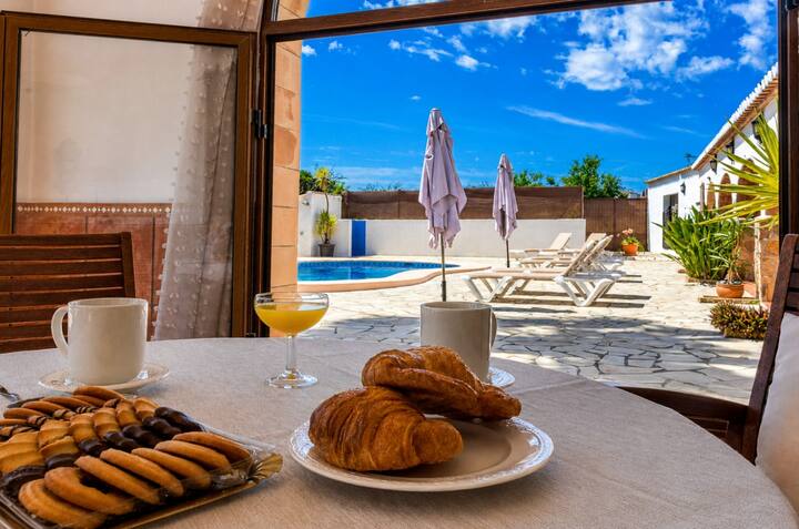 Desayuno en la terraza con vistas a la piscina y el cielo azul: el mejor arranque del día.