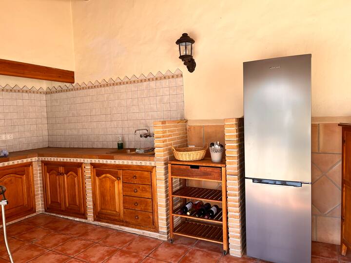Cocina 2 con amplia encimera, fregadero y nevera grande: práctica para estancias largas.