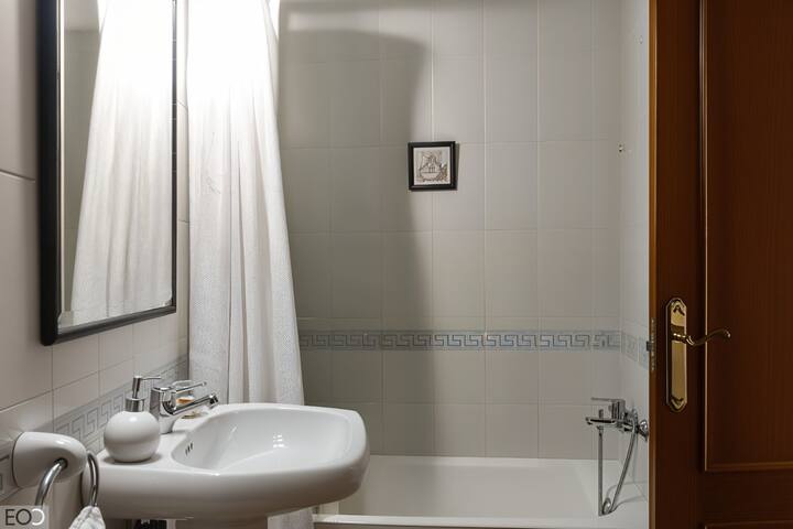 Baño completo 2 con lavabo, espejo y ducha: práctico y luminoso.