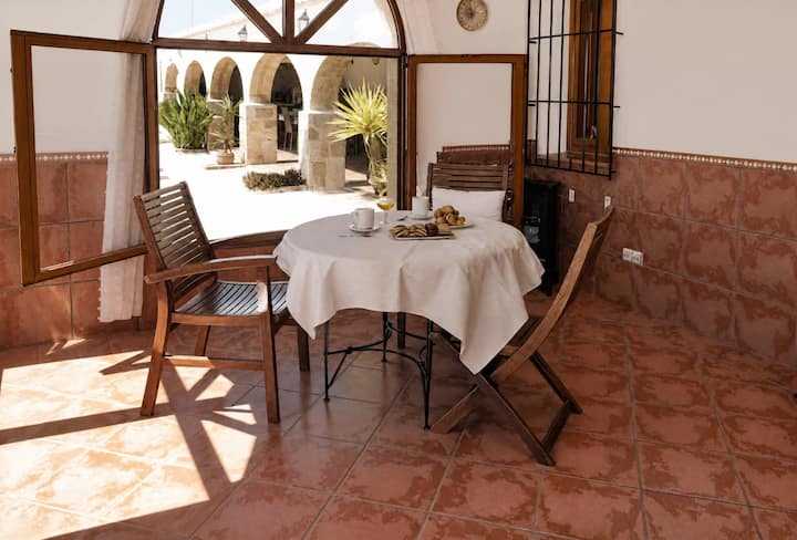 Comedor 2 en la terraza cubierta con mesa y sillas: comidas al aire libre junto a la piscina.