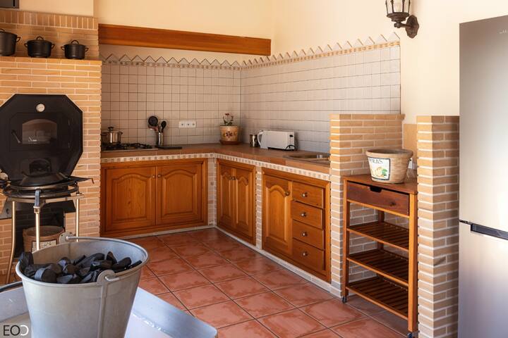 Segunda cocina con horno de leña y muebles de madera: ideal para preparar arroces y guisos.