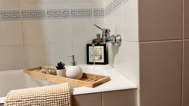 Baño completo 2 con bañera y accesorios de madera: acogedor y muy cuidado.
