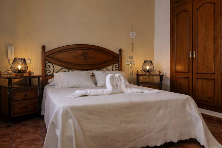 Dormitorio 3 con cama de matrimonio y armario de madera: espacioso y con mucho encanto.