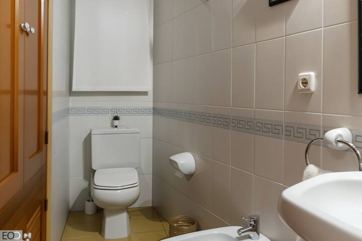 Baño completo 2 con inodoro, bidé y lavabo alicatado: amplio y bien equipado.