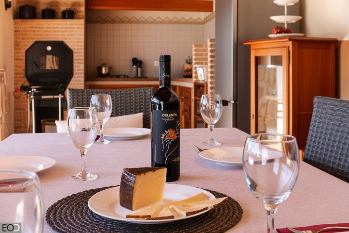 Detalle de la mesa del comedor 3 con vino y aperitivos: ambiente de celebración.