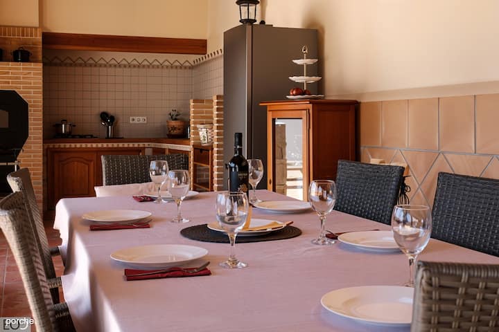 Comedor 3 con mesa amplia, barbacoa y cocina de apoyo: el corazón festivo de la villa.
