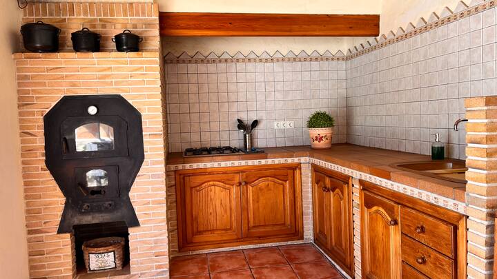 Cocina 2 con horno de leña, vitrocerámica y encimera de piedra: sabor tradicional y todo equipado.
