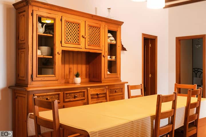 Comedor 1 con aparador rústico y mesa amplia: cálido y con capacidad para todos.
