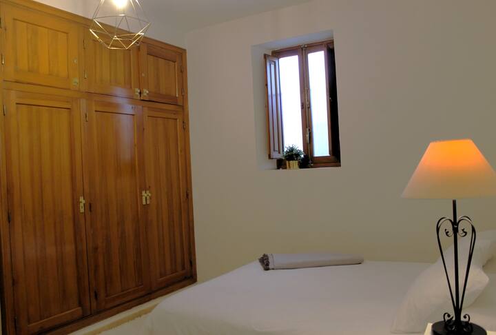 Dormitorio 2 con armario de madera, cama y ventana: amplio, ordenado y luminoso.
