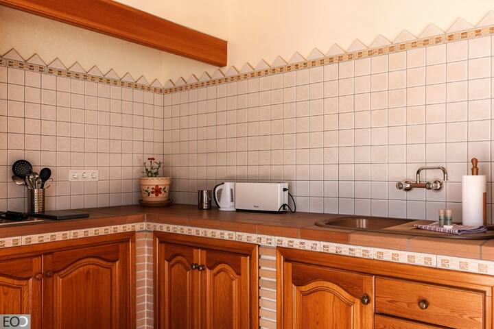 Cocina 1 totalmente equipada con vitrocerámica y microondas: práctica y con detalles rústicos.