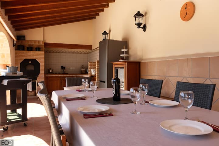 Comedor 3 con barbacoa de carbón y mesa amplia: listo para una gran parrillada.