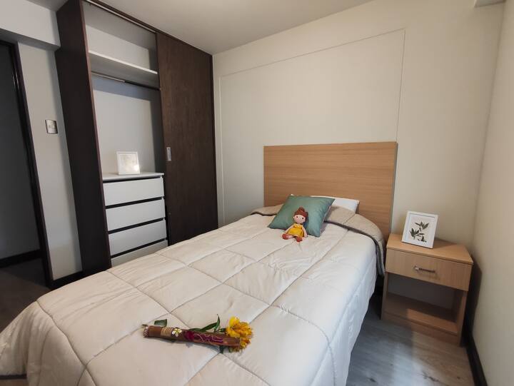 Habitación con cama de plaza y media (para 1 persona), clóset y cajonera para tu comodidad. Un espacio tranquilo y acogedor para descansar y recargar energías durante tu visita.