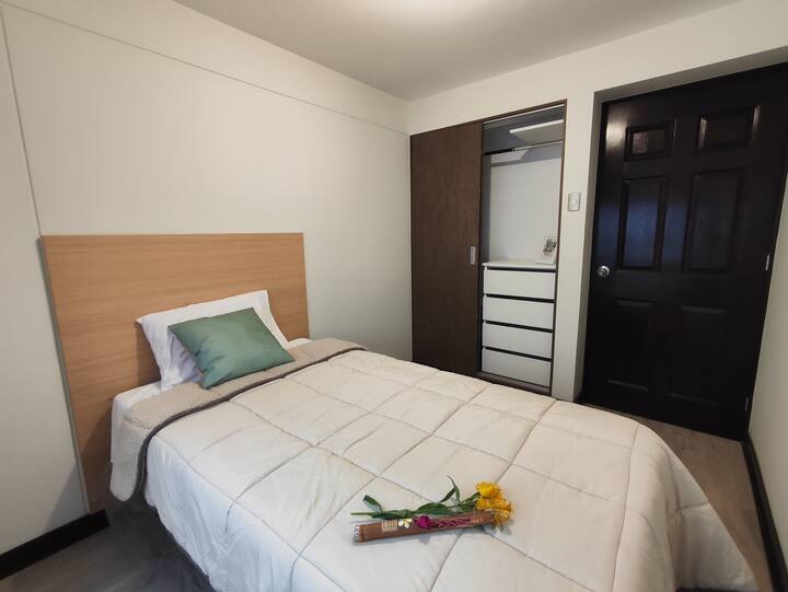 Habitación con cama de plaza y media (para 1 persona), clóset y cajonera para tu comodidad. Un espacio tranquilo y acogedor para descansar y recargar energías durante tu visita.