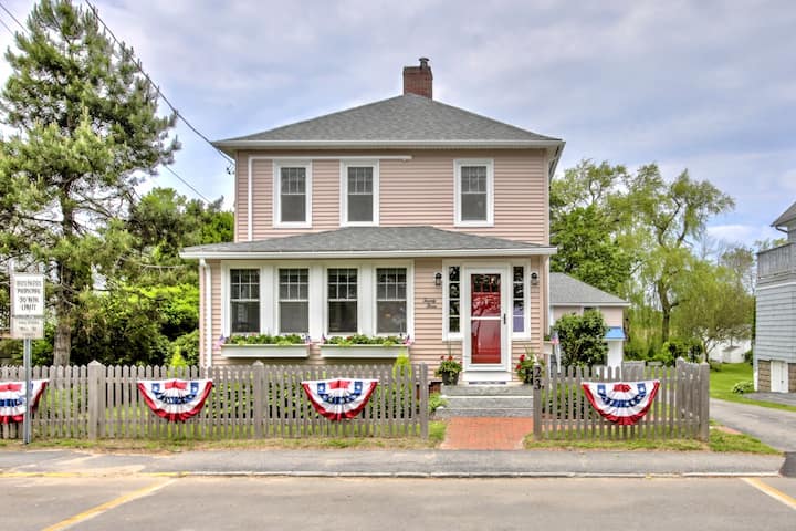 1938 Beach Cottage - Across From The Beach! - Scarborough
