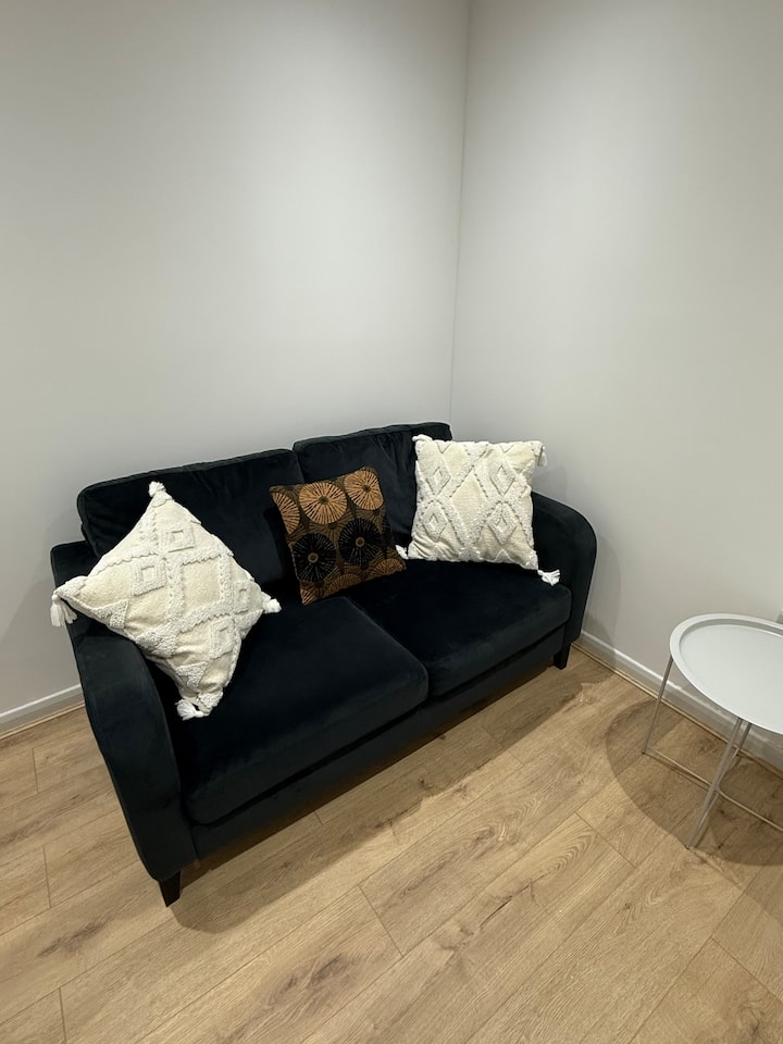 Newly Reburbished 2-bedroom, 1-bathroom Flat - Dagenham