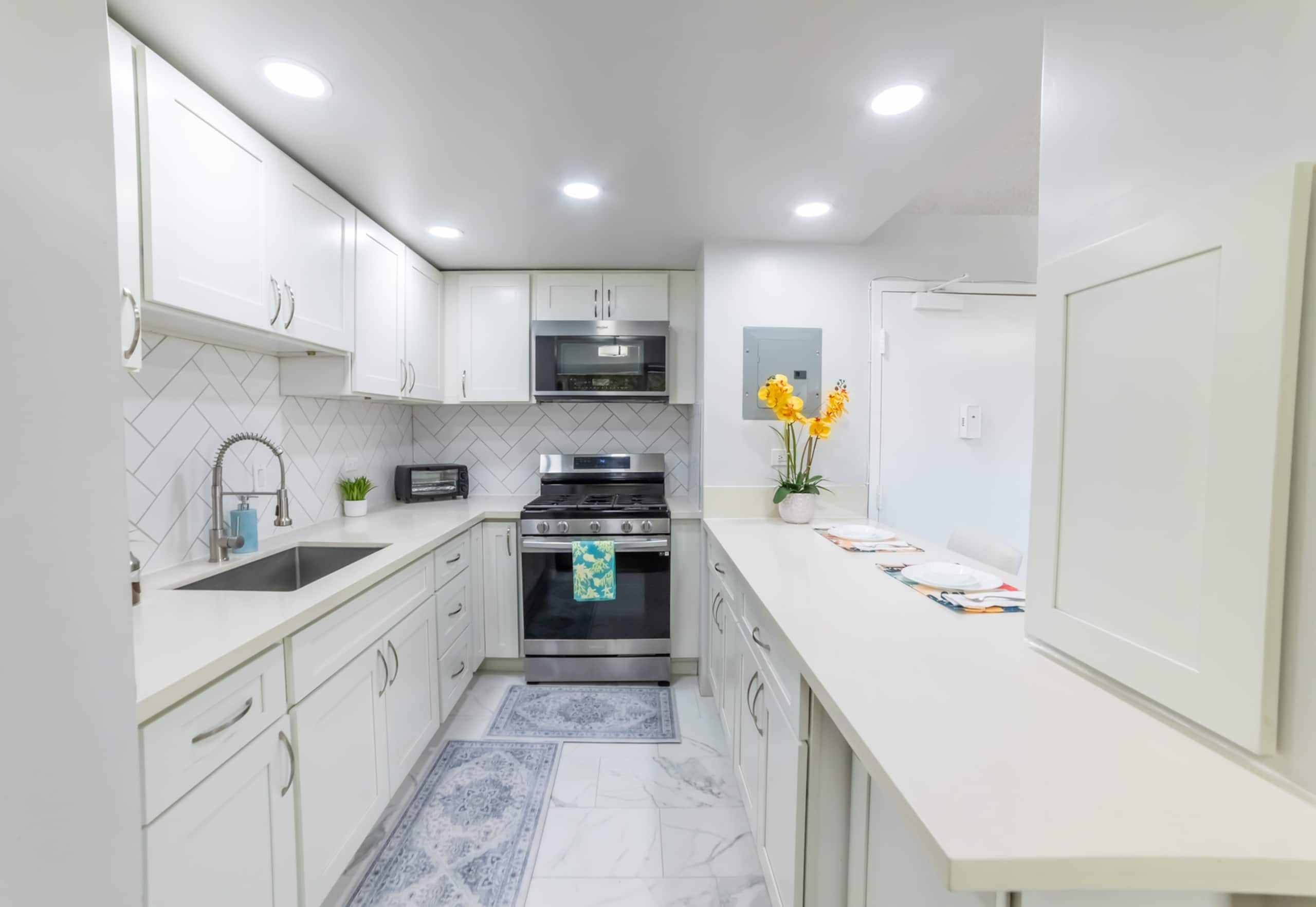 FREE parking! Waikiki beachside 2 bed 2 bath condo - Image 18