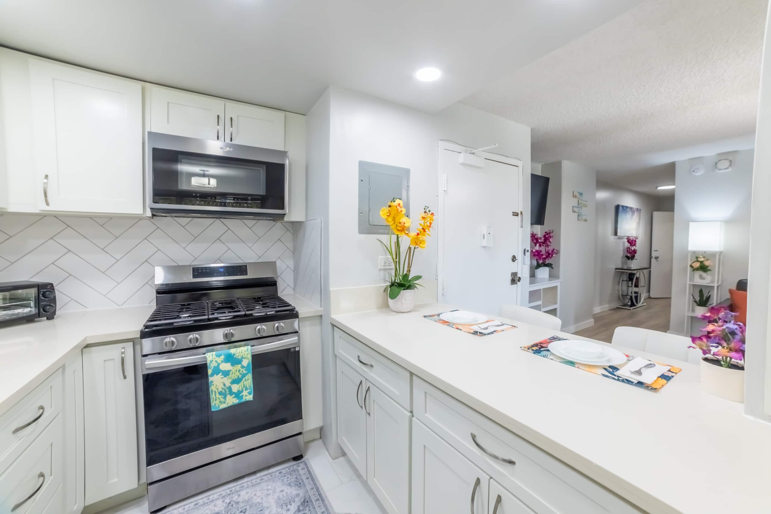 FREE parking! Waikiki beachside 2 bed 2 bath condo - Image 20