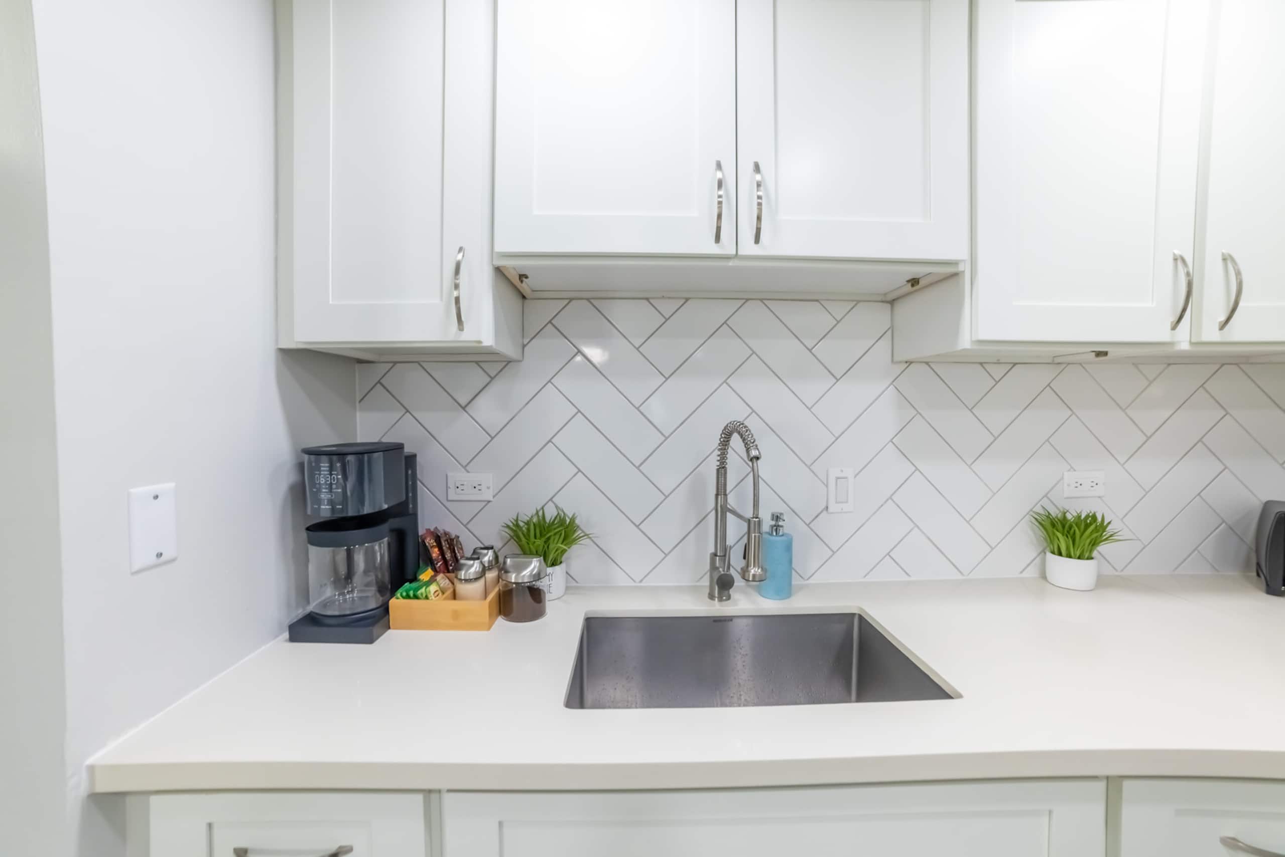 FREE parking! Waikiki beachside 2 bed 2 bath condo - Image 19