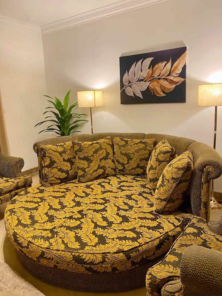 Le bas du divan se déroule pour former un lit rond qui peut accueillir très confortablement deux adultes.