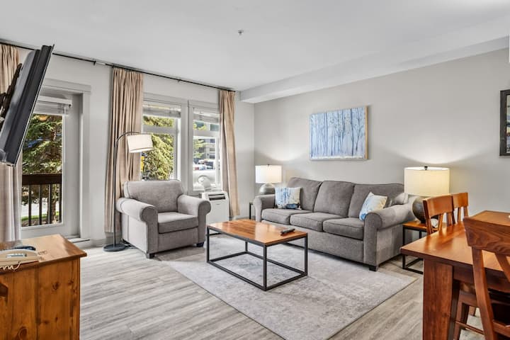 Cedar & Stone - 2 Bedrooms With Pool & Hot Tubs - Canmore