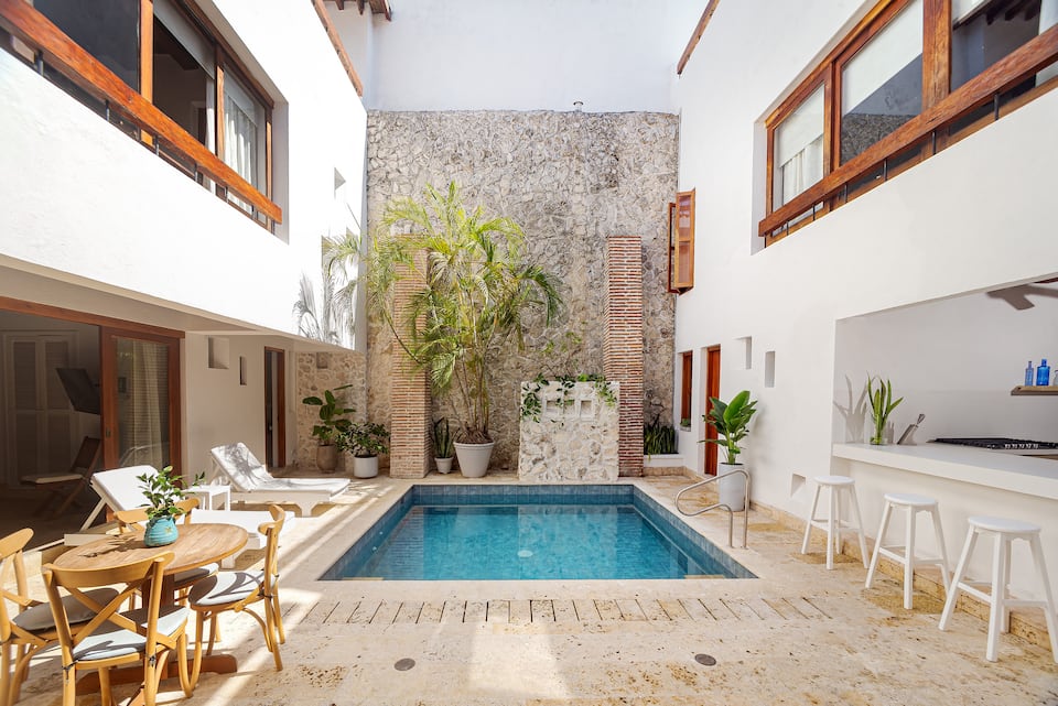 Courtyard dining and pool area