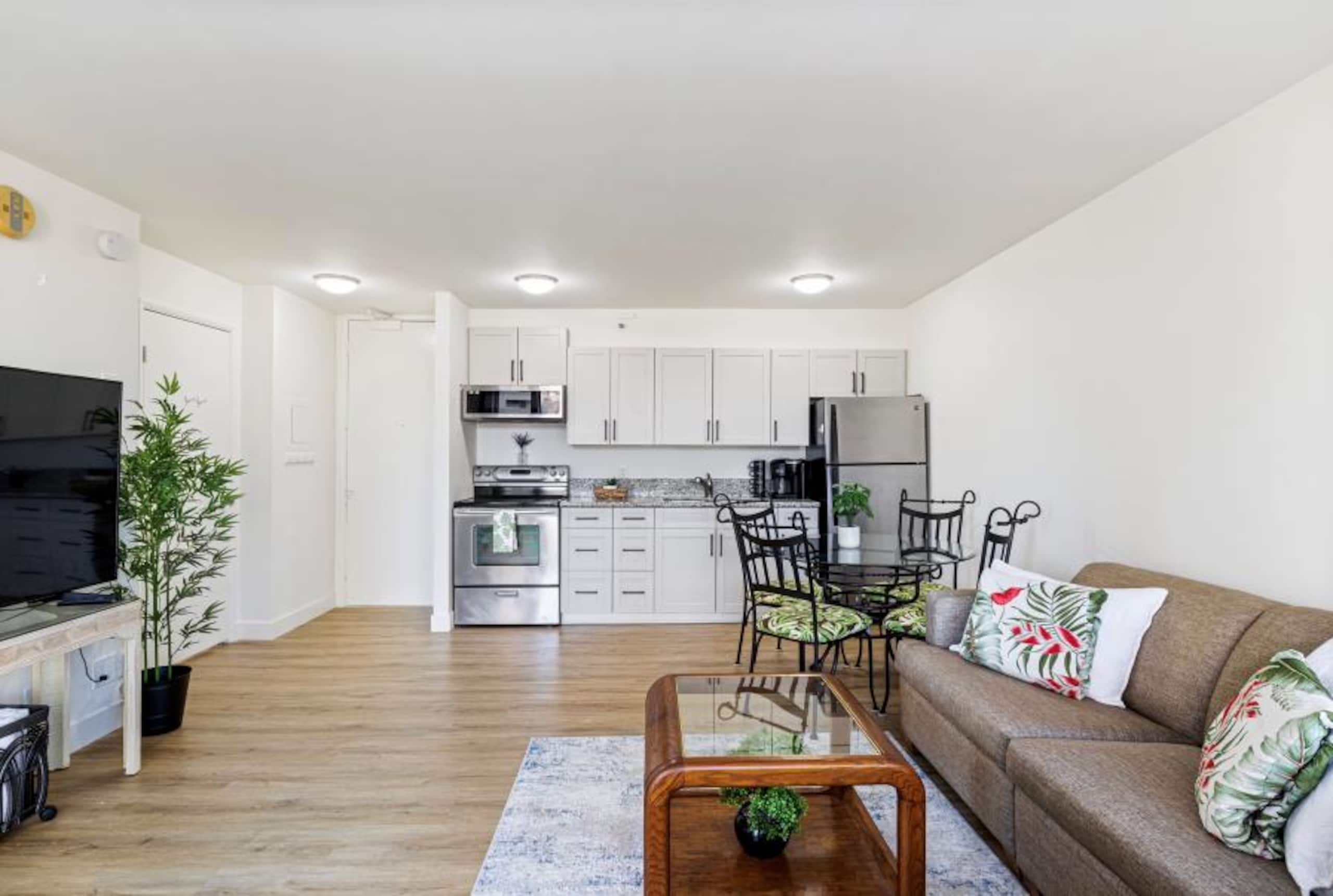 Condo in Honolulu · ★4.42 · 1 bedroom · 3 beds · 1 private bath - Image 5