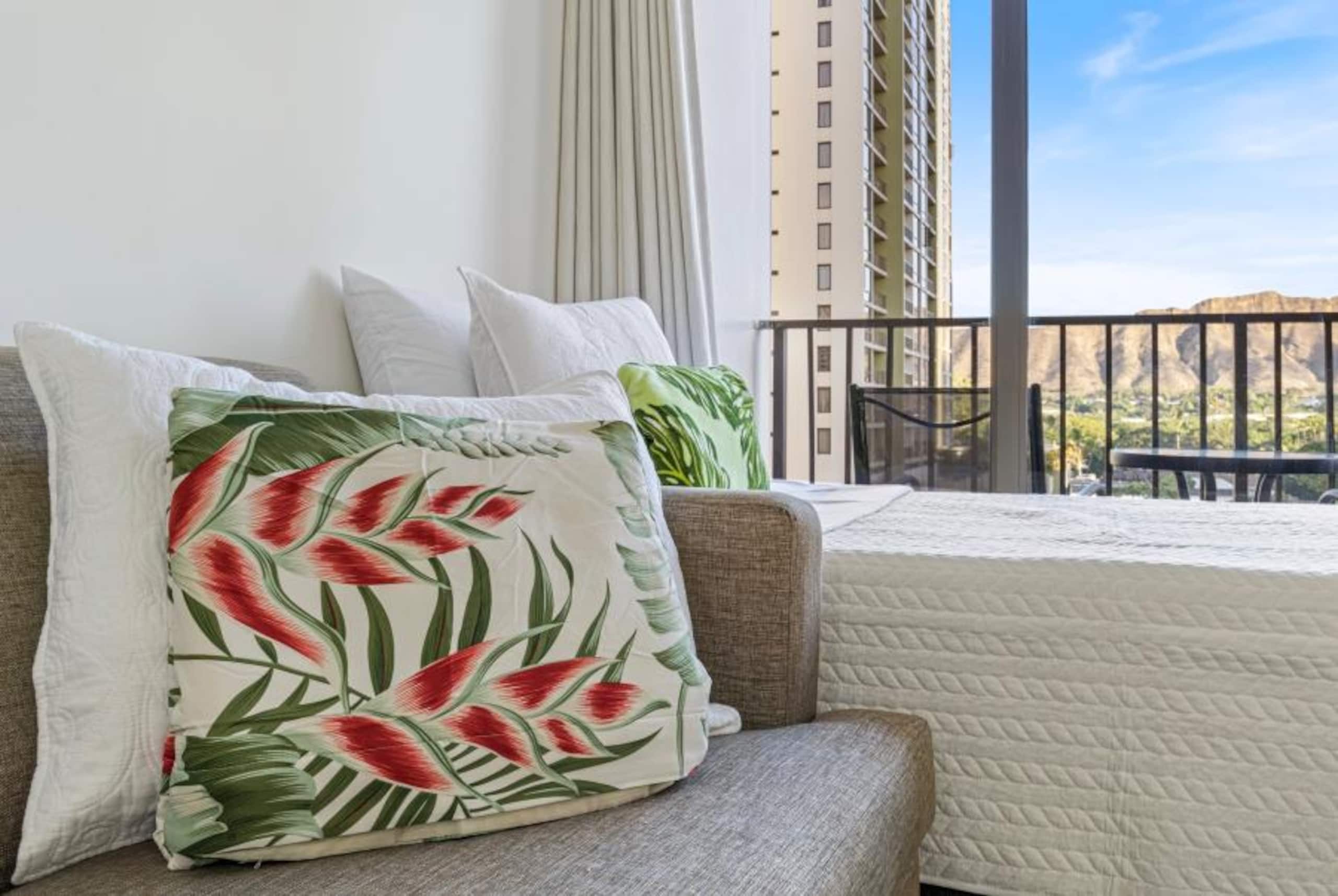 Condo in Honolulu · ★4.42 · 1 bedroom · 3 beds · 1 private bath - Image 4