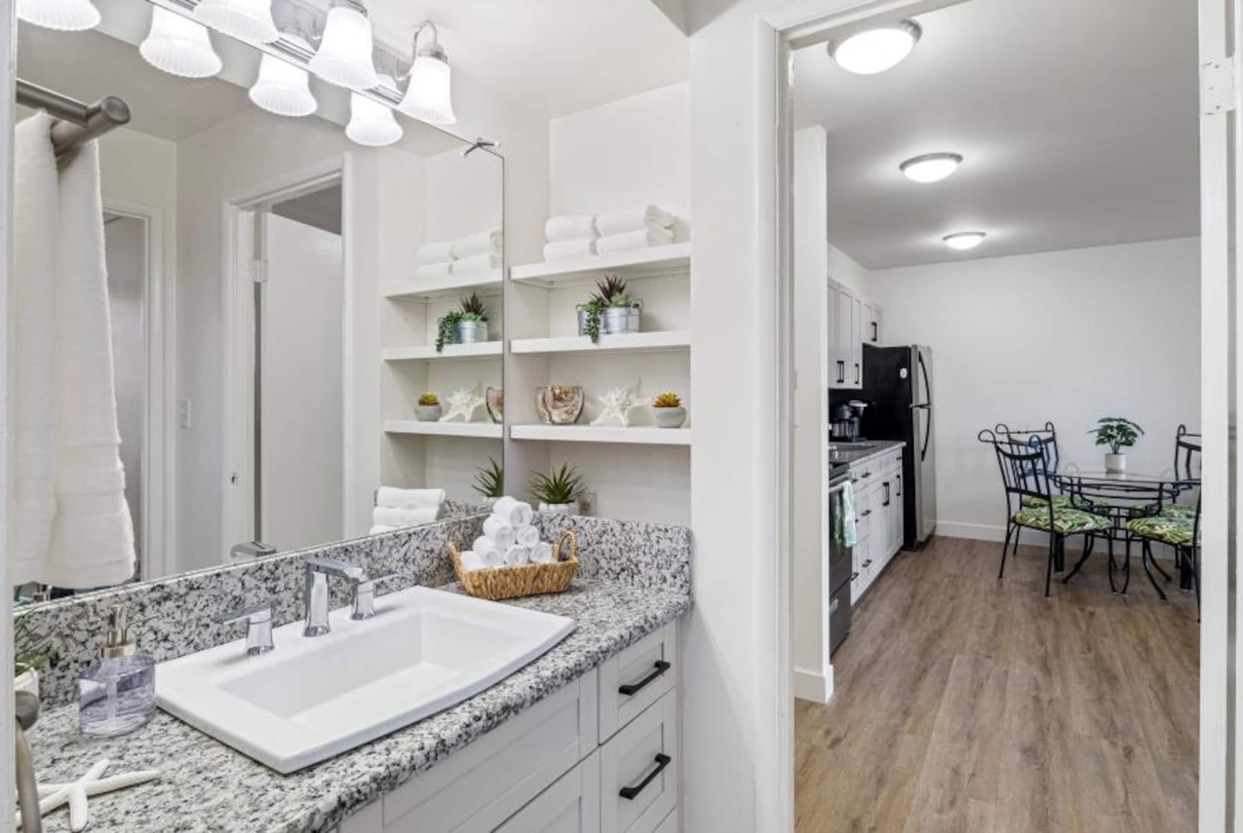 Condo in Honolulu · ★4.42 · 1 bedroom · 3 beds · 1 private bath - Image 12