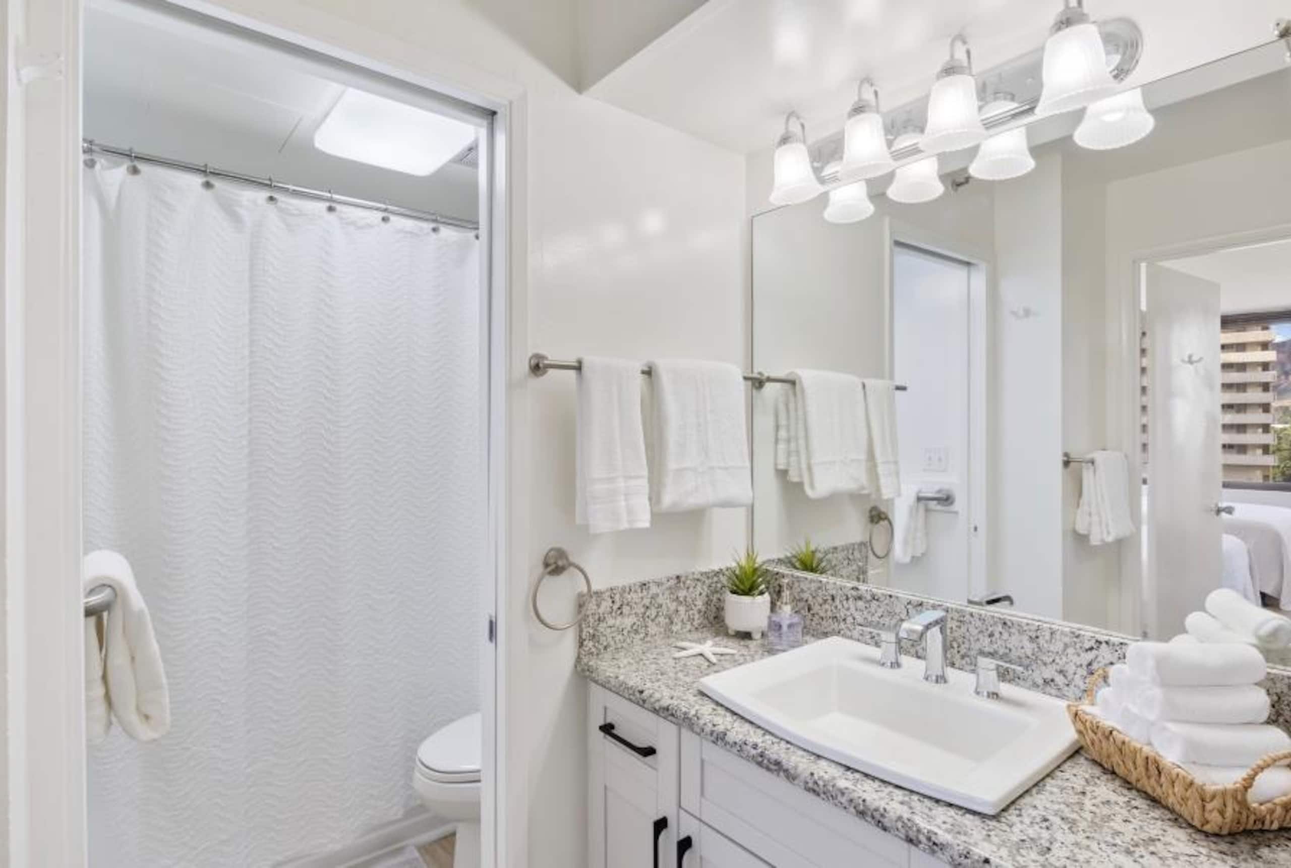 Condo in Honolulu · ★4.42 · 1 bedroom · 3 beds · 1 private bath - Image 11