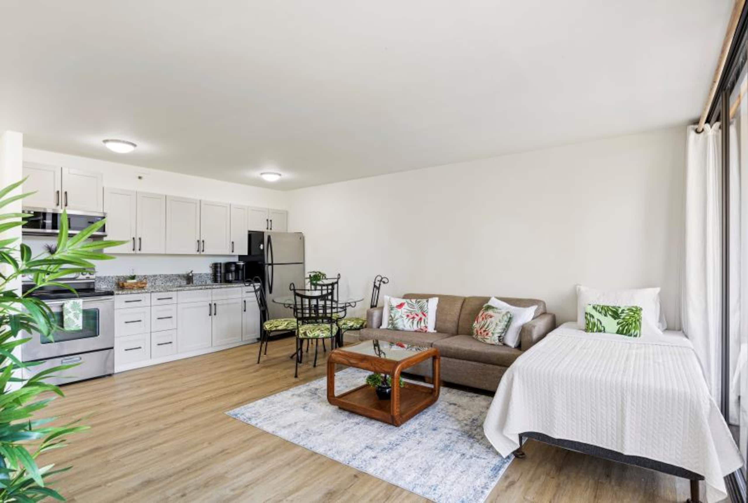 Condo in Honolulu · ★4.42 · 1 bedroom · 3 beds · 1 private bath - Image 3