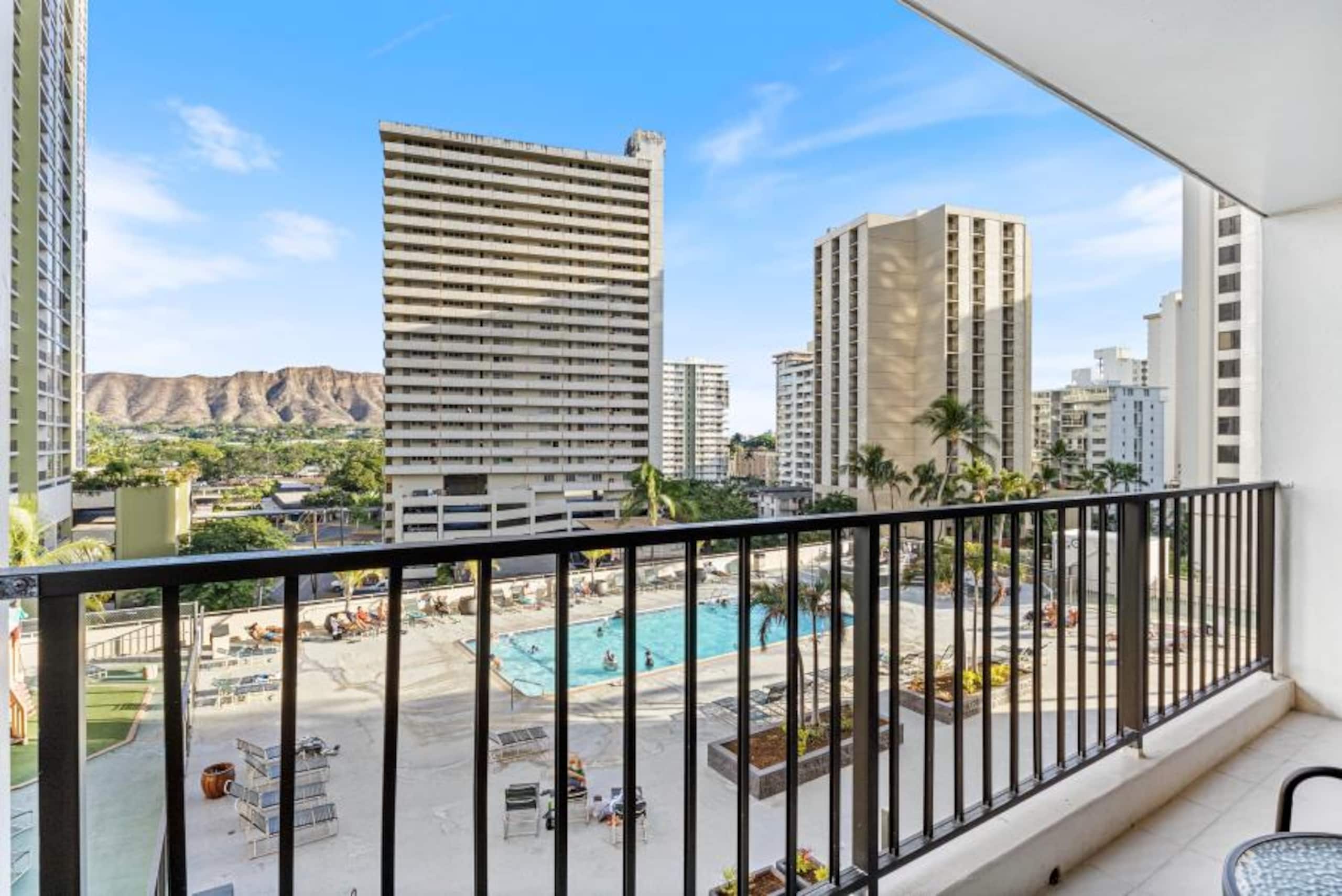 Condo in Honolulu · ★4.42 · 1 bedroom · 3 beds · 1 private bath - Image 14