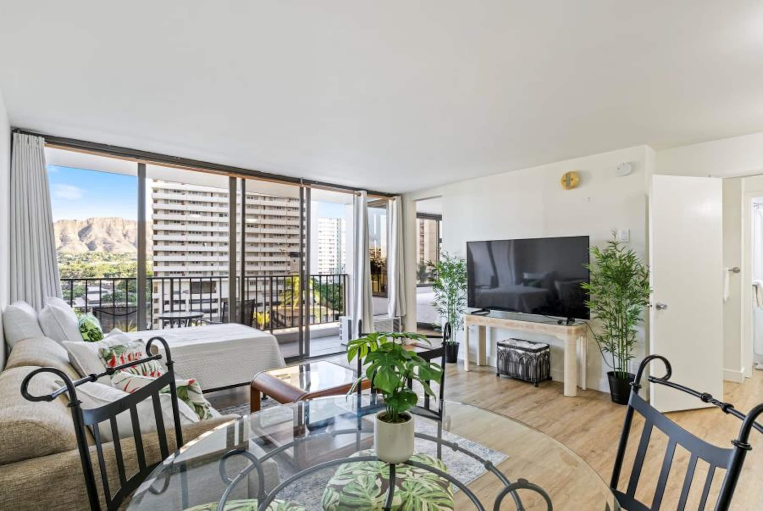 Condo in Honolulu · ★4.42 · 1 bedroom · 3 beds · 1 private bath - Image 2