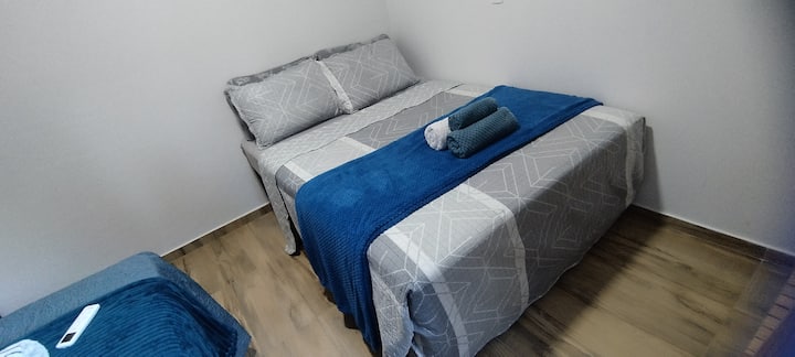 Linge de lit en quantité suffisante pour chaque saison de l'année.