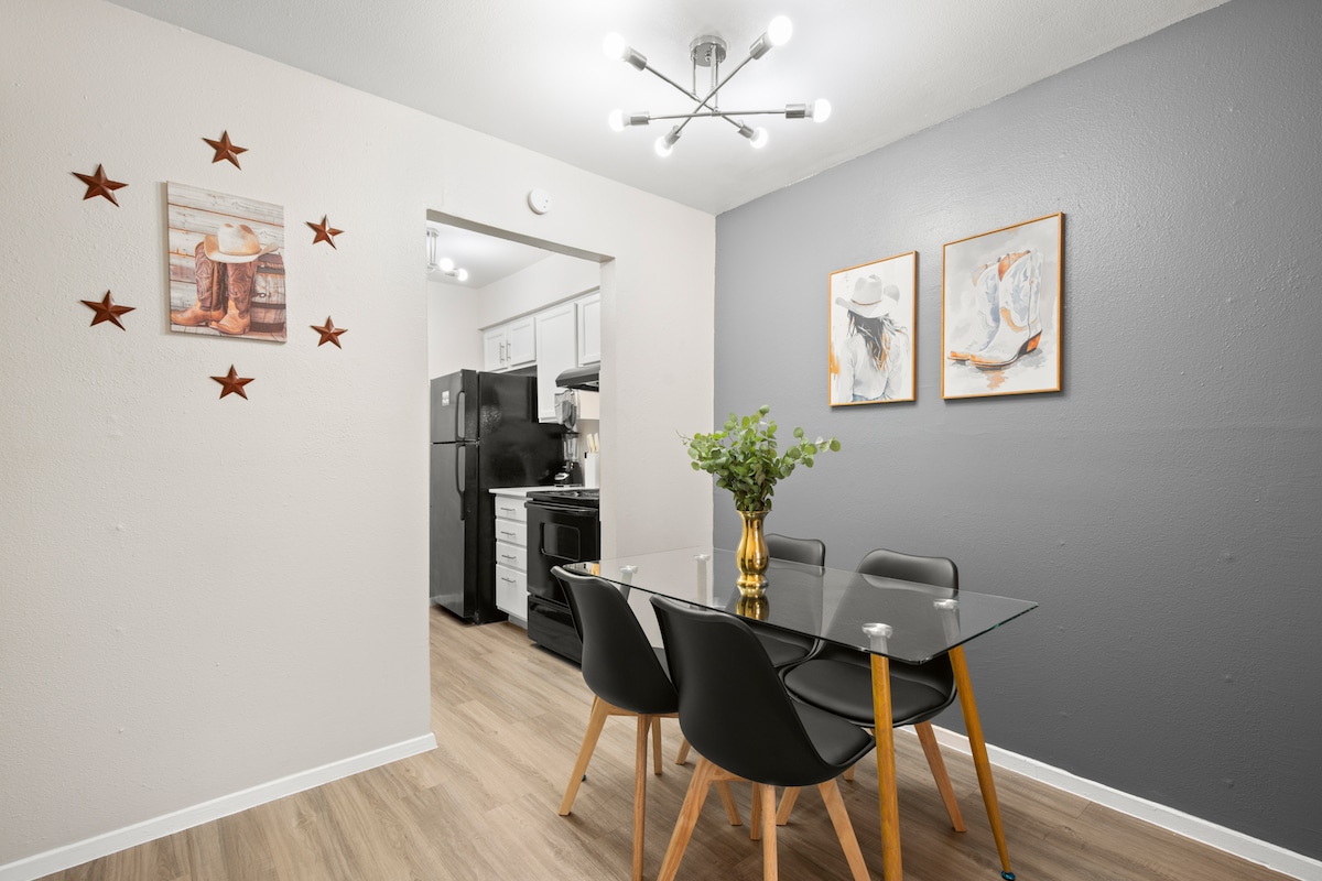 Austin Urban Apartment| Hyde Park Near Downtown