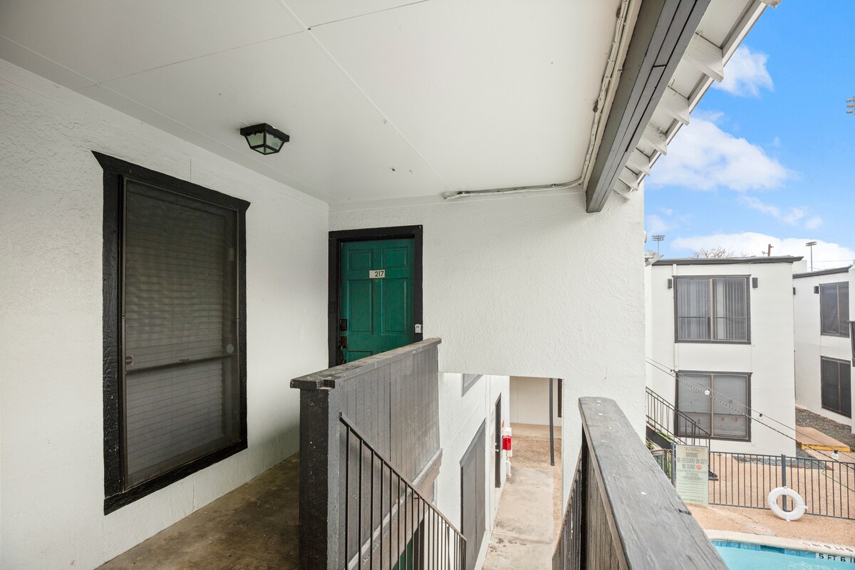 Austin Urban Apartment| Hyde Park Near Downtown