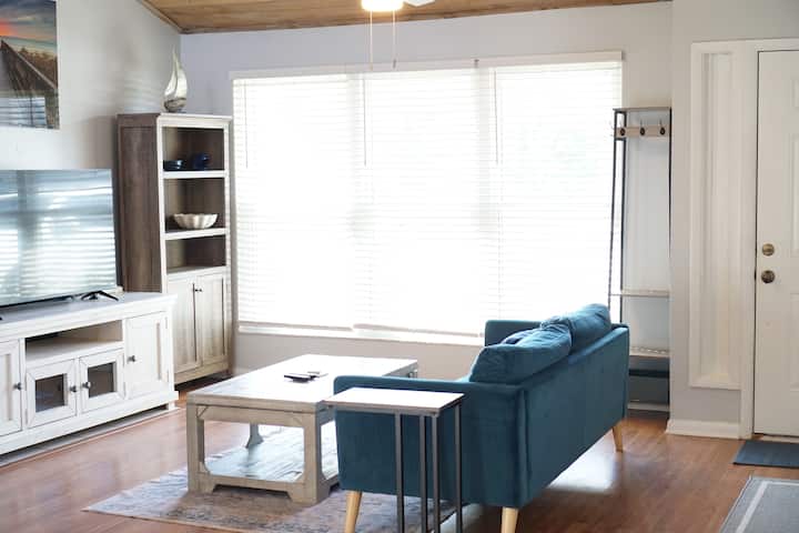 Burgundy Bungalow Stylish Townhome In Lakewood - Jacksonville, FL