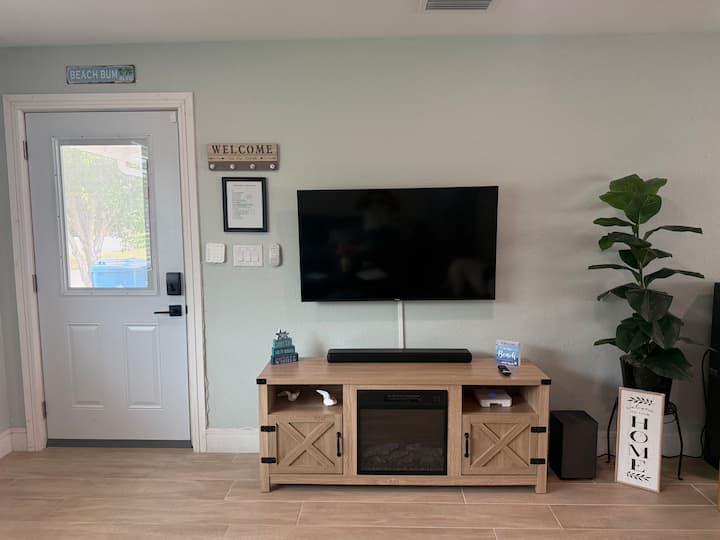 Coastal Bungalow • Beach Minutes Away - Ormond Beach, FL